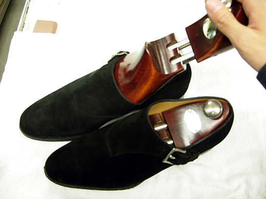 シューズキーパーを靴に入れ、靴の形を整えます。