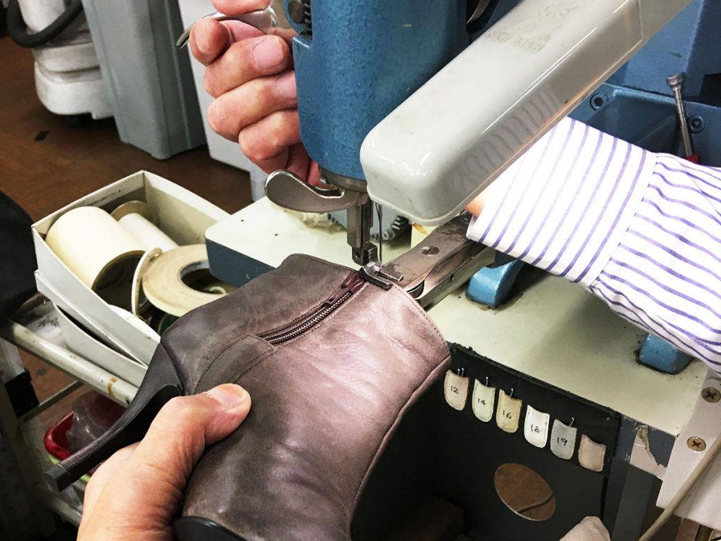 履き口を革用ミシンで縫う
