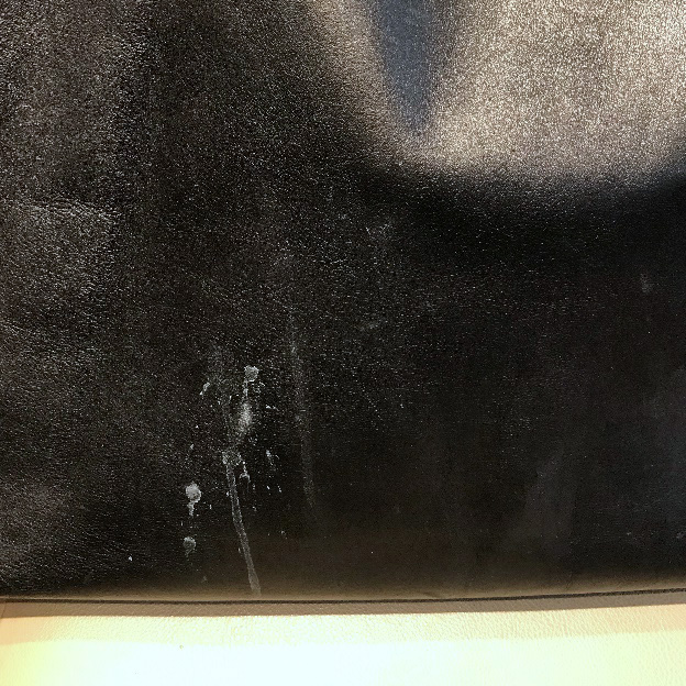 革製のバッグや財布にアルコールが付くとシミや色落ちが発生する理由 ...