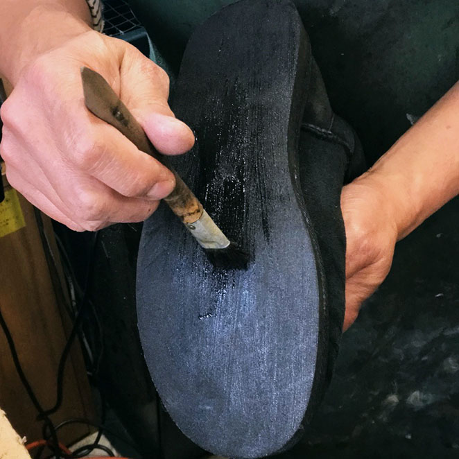 靴修理専用ボンドを塗る