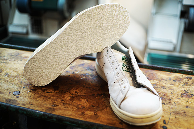 スニーカーの靴底が減るのを防ぐシートタイプオールソール
