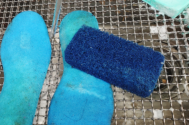 通称「青」のナイロンタワシを使ってアディダス「スタンスミス」の繊維の奥の汚れを取り除く