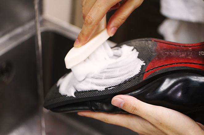 REGAL（リーガル）のビジネスシューズの靴底を洗浄する