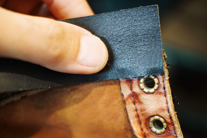 漉いた革の裏面とアイリッシュセッター側にボンドを塗る靴修理の作業