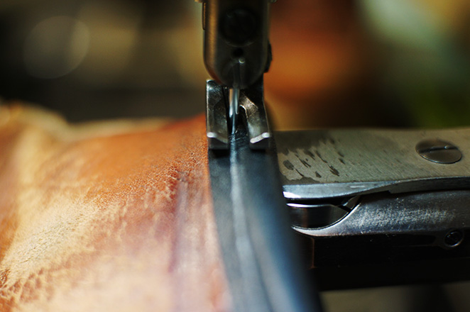 アイリッシュセッターの革を縫う靴修理の作業