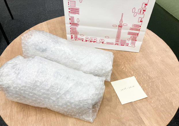 梱包されたスニーカー