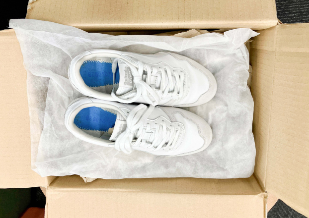 クリーニング済みのスニーカー全体