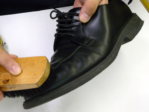 乾燥後、乳化性クリームで靴磨きをします。