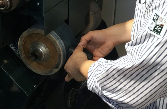 靴修理の職人が使う専用の機械とは?