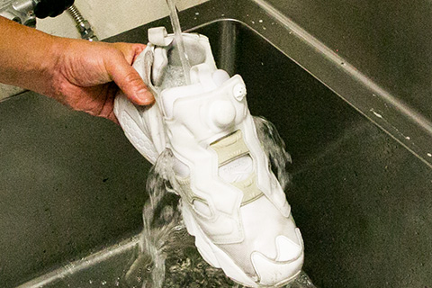 ③スニーカーをオゾン水で4~5回すすぎ、水を切ります。