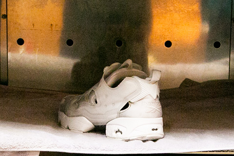 ④オゾンボックス(乾燥機)でスニーカーを除菌・消臭しながら乾燥させます。